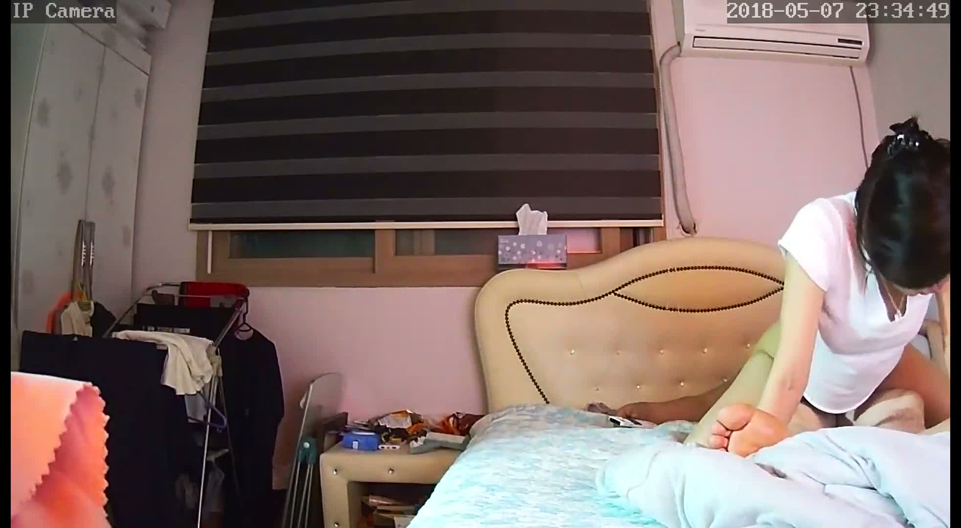 떡치면서도 폰을 놓지 못하는 중독자 와이프