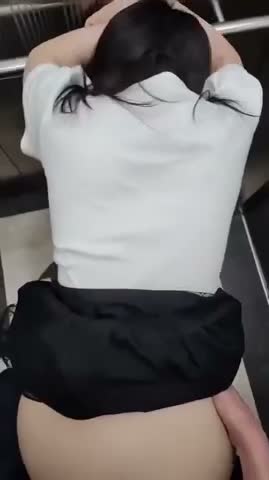 엘베에서 떡치는 정신병자 커플
